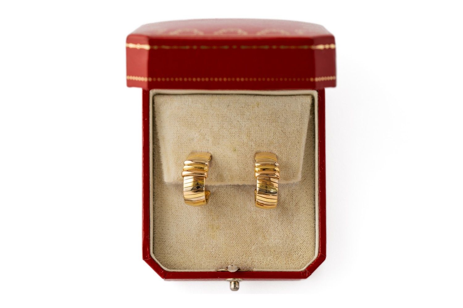 Null 
	三款CARTIER黄金耳环。在盒子里。N° 759613.毛重：15.76克。

由阿纳西的TJ交付的货物。存放地点：MAGASIN DOMANI&hellip;