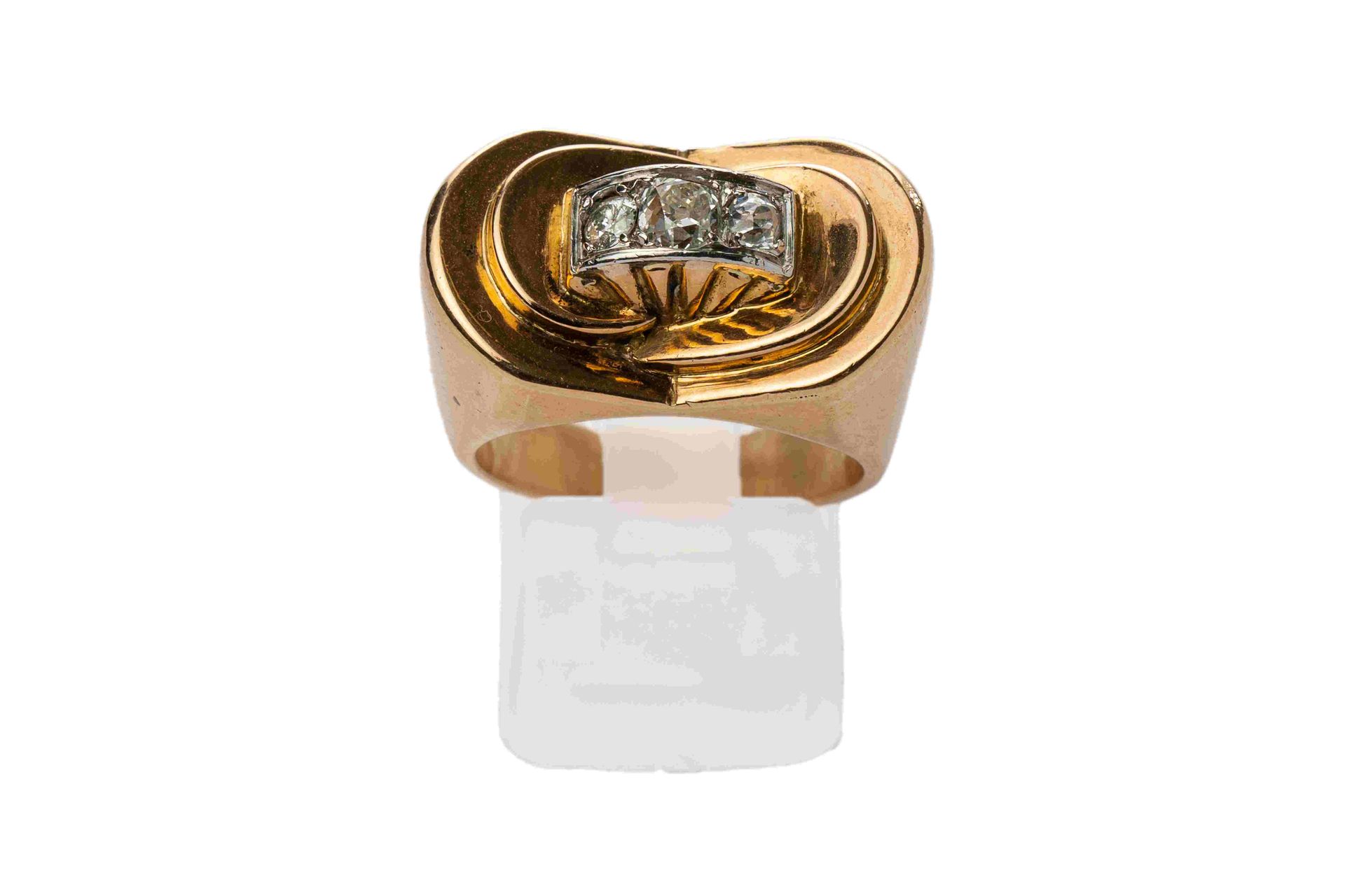Null 
	TANK ring in gold 750 decorated with three old-cut diamonds. TDD : 57. Gr&hellip;
