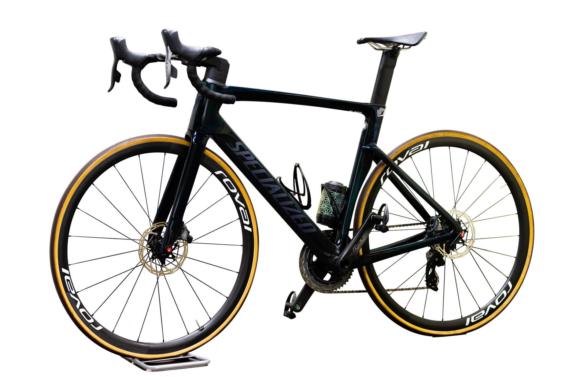 Null 
	 一辆Specialized VENGE自行车，序列号为WS???14000385P，2个Roval车轮和Shimano自行车鞋。

由里昂的TJ&hellip;