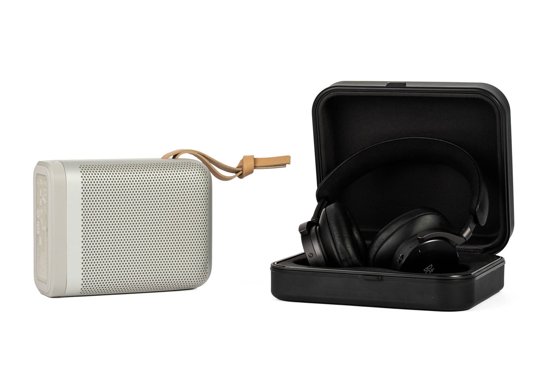 Null 
	 A BANG & OLUFSEN BEOPLAY H95 headset and a BEOPLAY P6 speaker.

Good del&hellip;