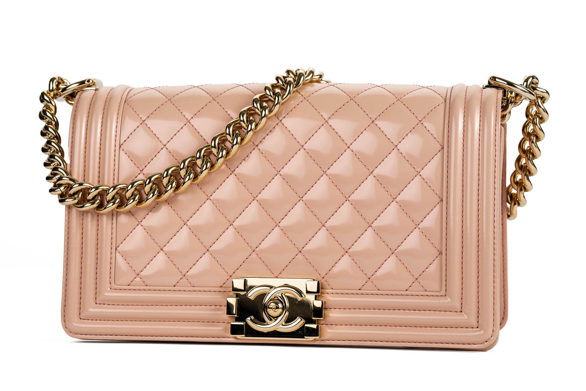 Null 
	Eine hellrosa schillernde Kalbslederklappentasche von Chanel.

Vom TJ Alb&hellip;