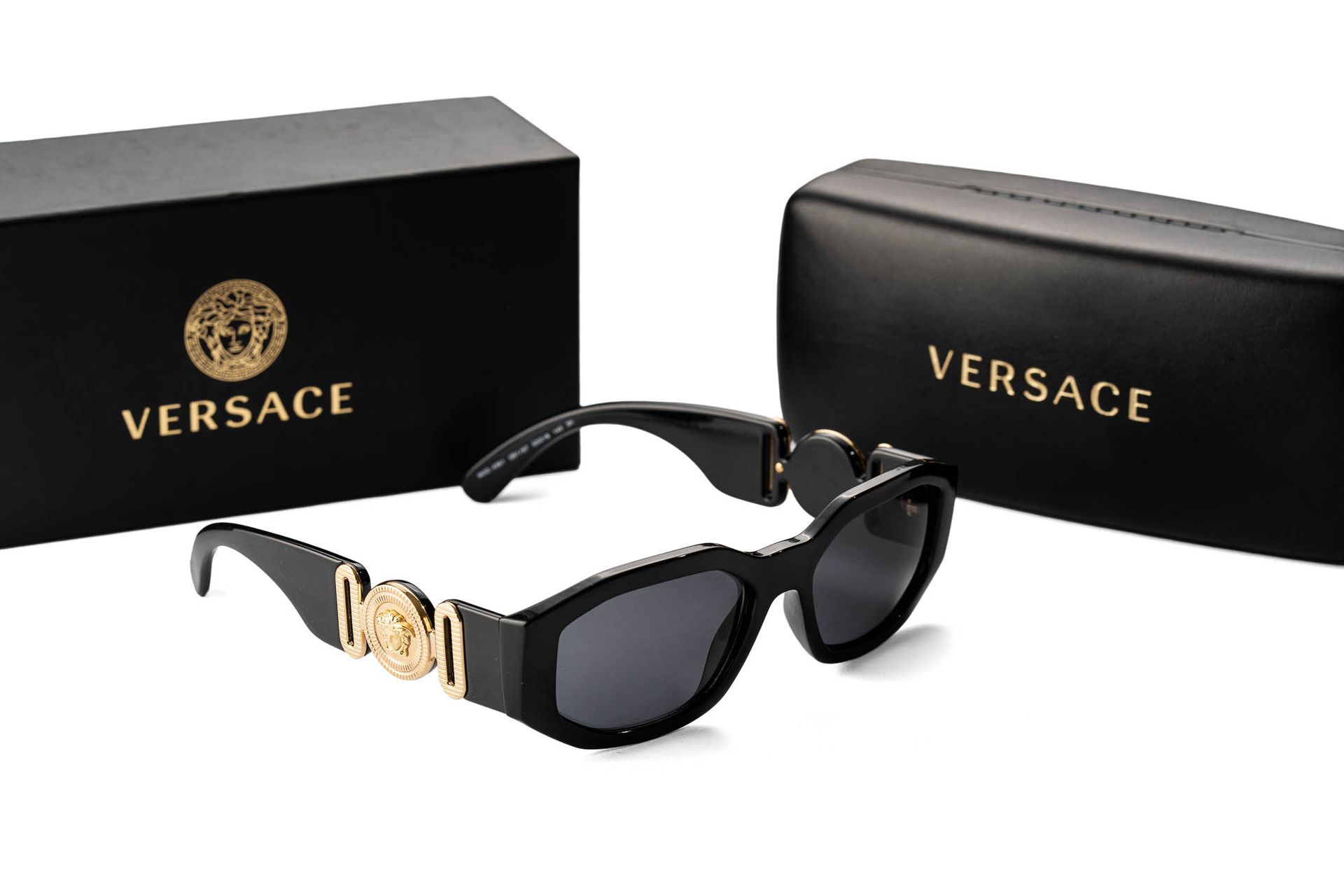 Null 
	Eine Brille der Marke VERSACE, Modell 4361 in ihrer Schachtel. Zustand wi&hellip;