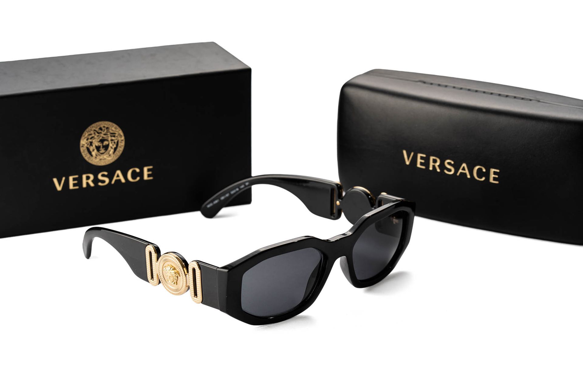 Null 
	Un par de gafas VERSACE, modelo 4361 en su caja. Estado nuevo.

Bien entr&hellip;