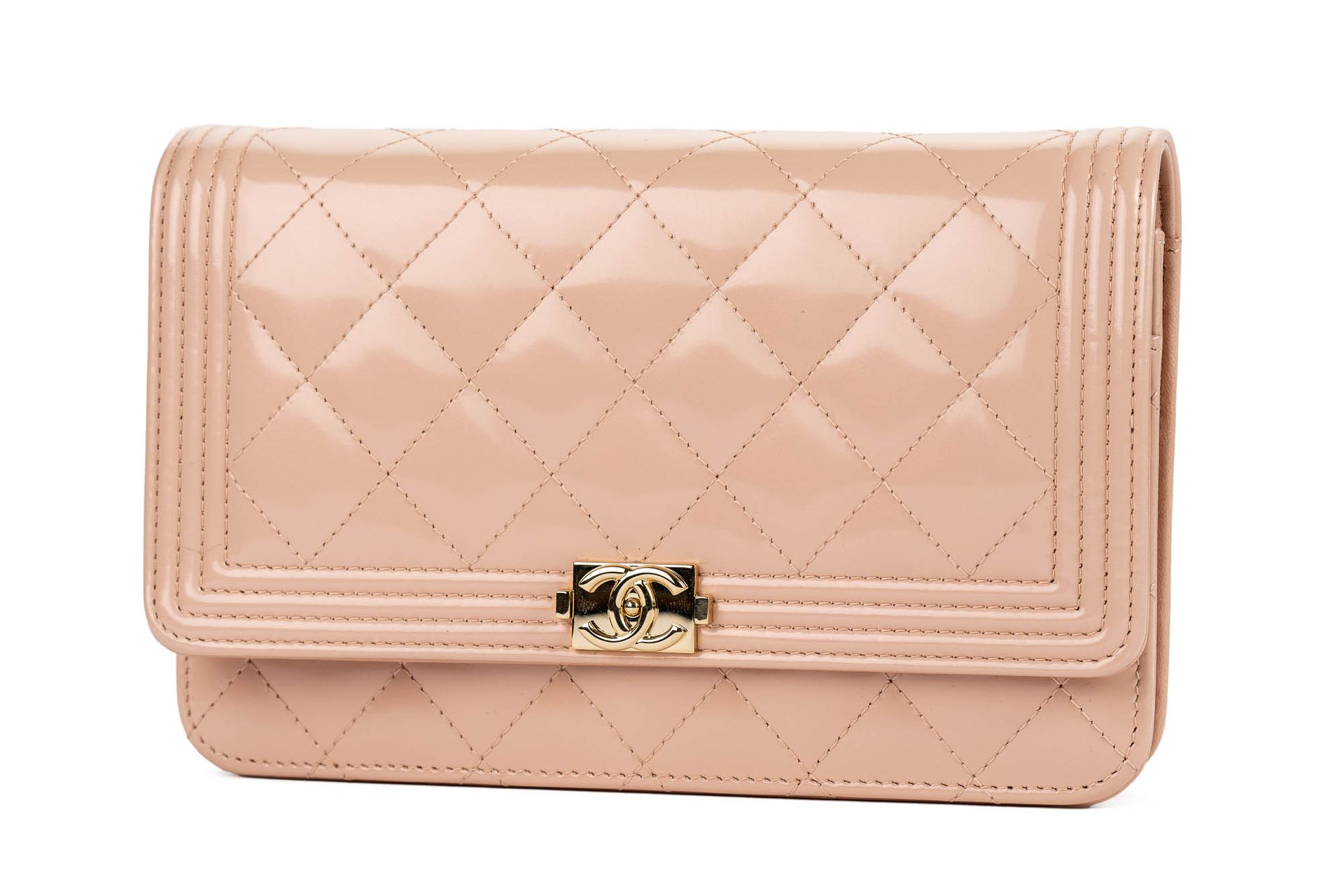 Null 
	Un mini bolso de becerro rosa claro iridiscente de Chanel.

Bienes entreg&hellip;