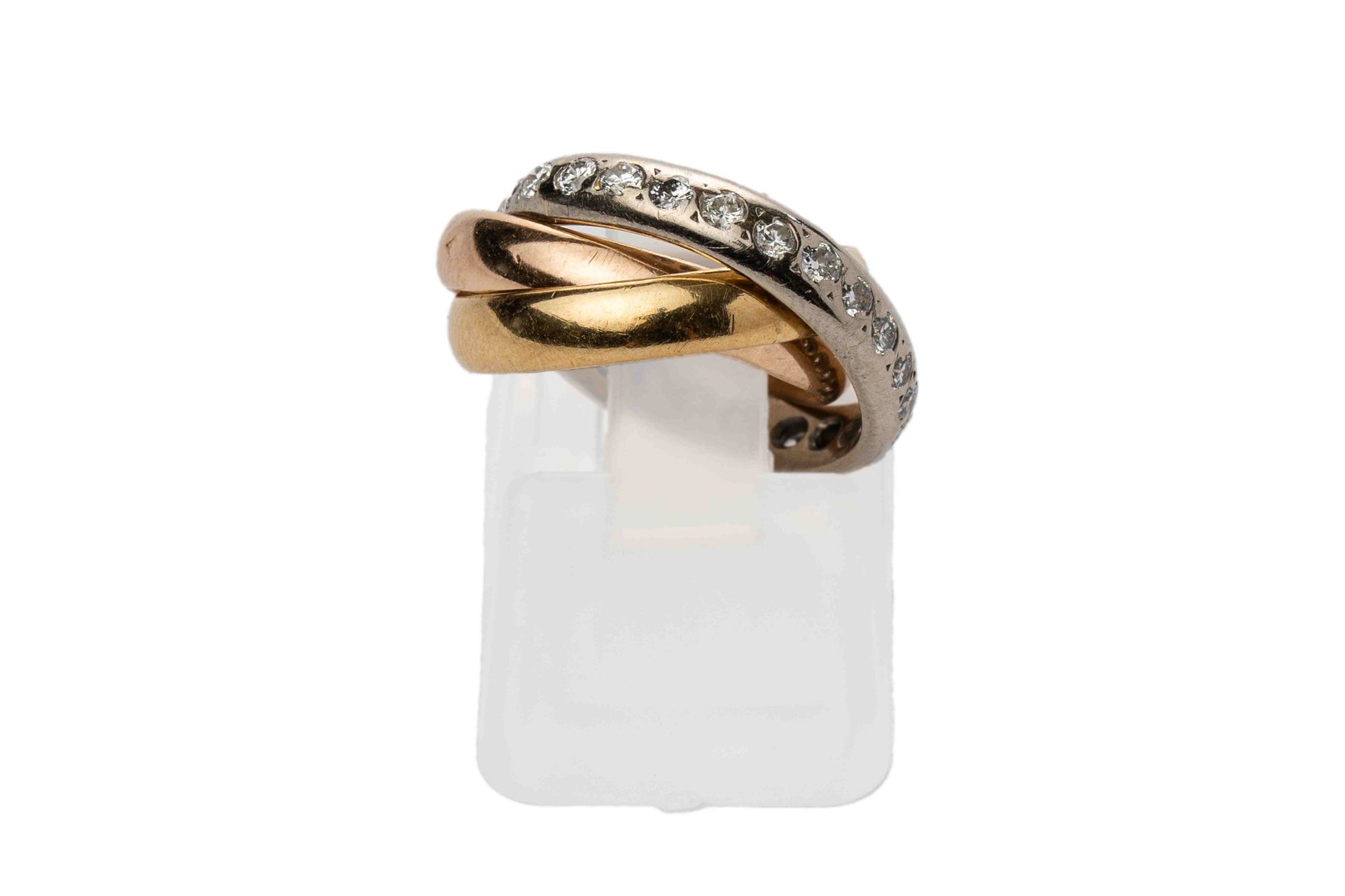 Null 
	Bague trois ors 750 (gris, jaune, rose), l'anneau gris est serti de diama&hellip;
