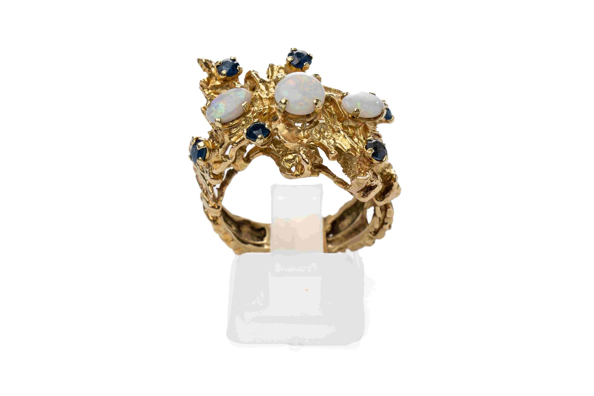 Null 
	Ring aus 750er Gold, verziert mit Opalen und Saphiren. TDD: 57. Bruttogew&hellip;