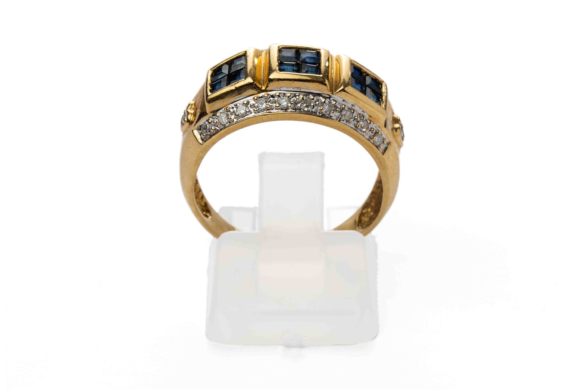 Null 
	Ring aus 750er Gold, verziert mit kalibrierten Saphiren und Diamanten. TD&hellip;