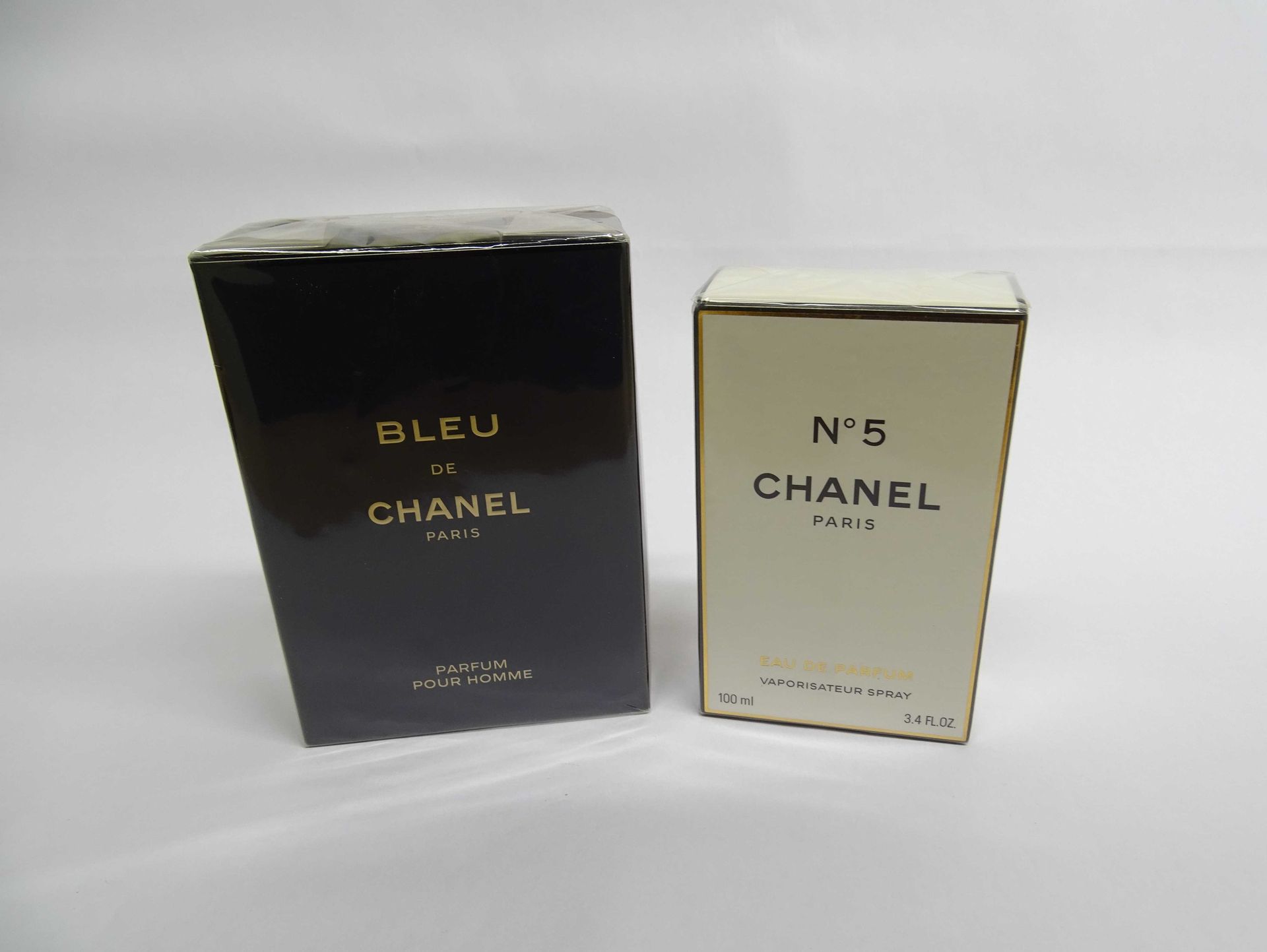 Null 
	Un lotto comprendente:

- un profumo da uomo, spray, Bleu de Chanel 150 m&hellip;