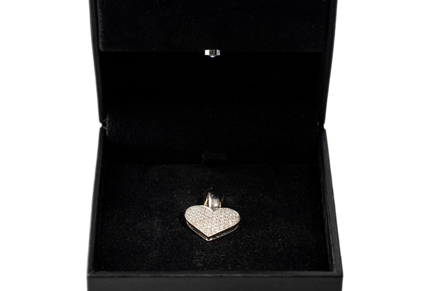 Null 
	Pendant in white gold 750 paved with brilliant-cut diamonds. Gross weight&hellip;