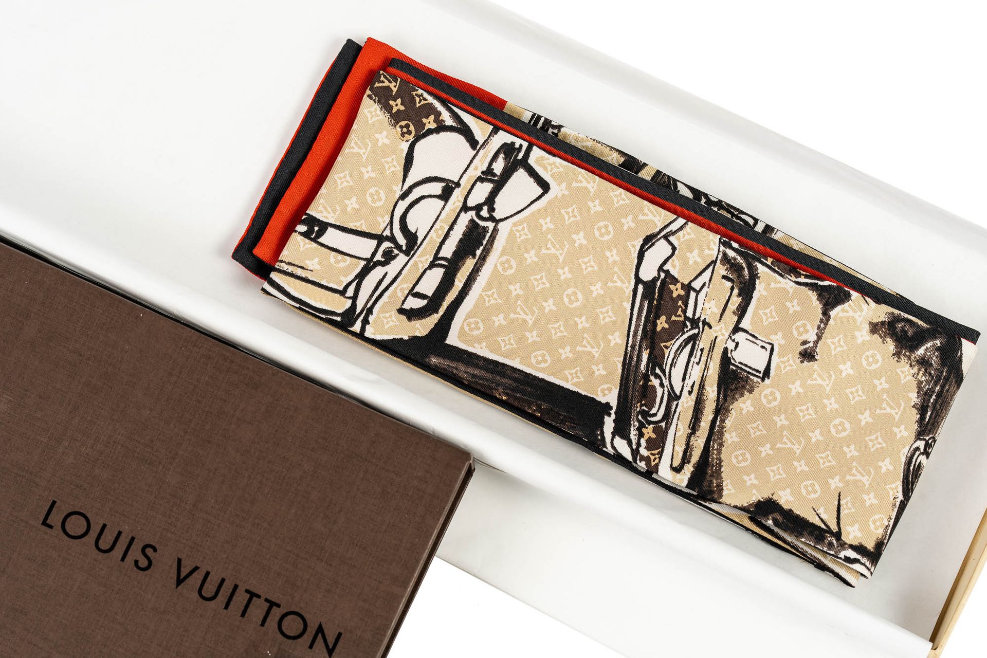 Null 
	 Un foulard Louis Vuitton neuf dans sa boîte.

	 Dimension: 120 cm x 8 cm&hellip;