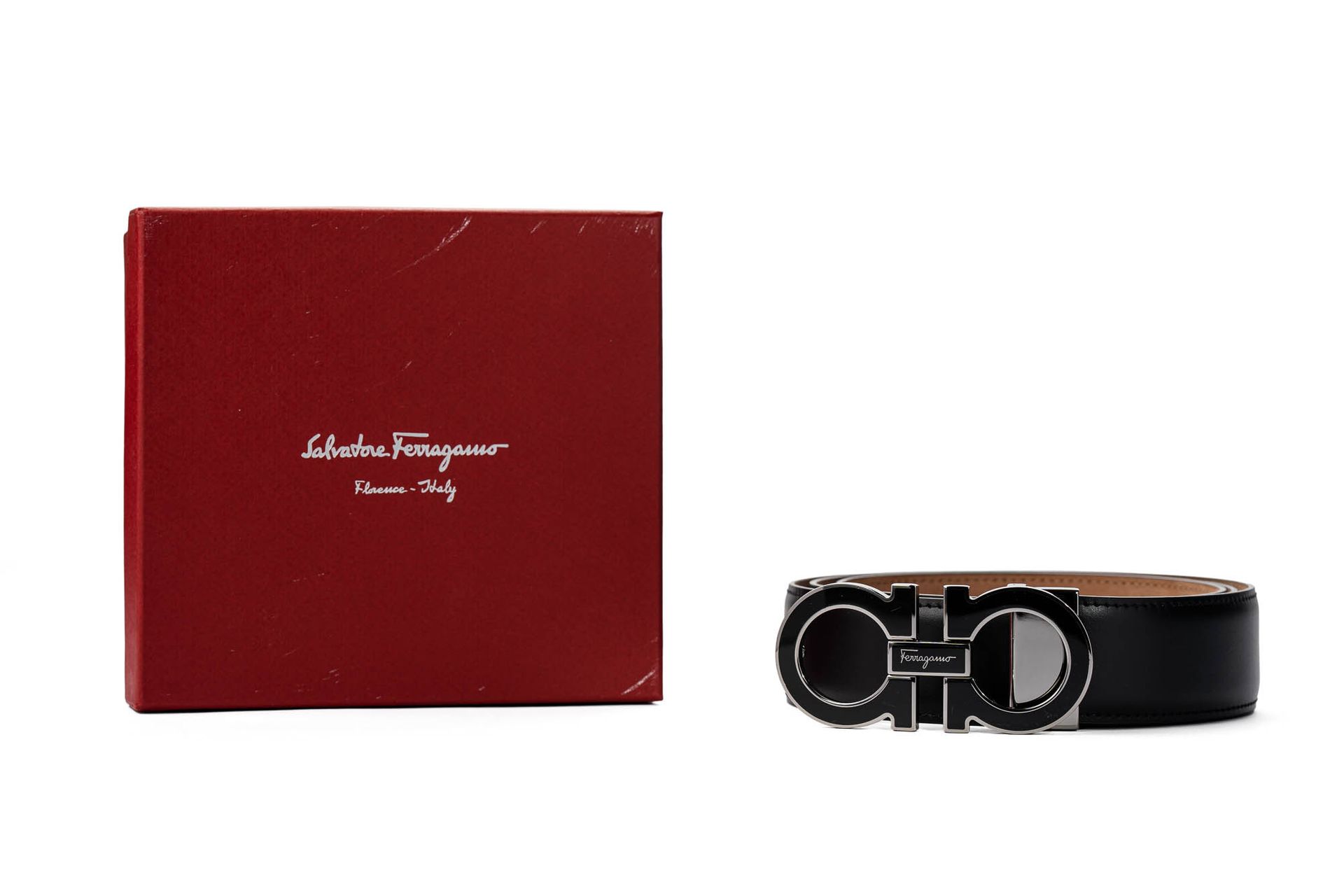 Null 
Un cinturón de cuero Salvatore Ferragamo en su caja,

longitud 110 cm.

Bi&hellip;