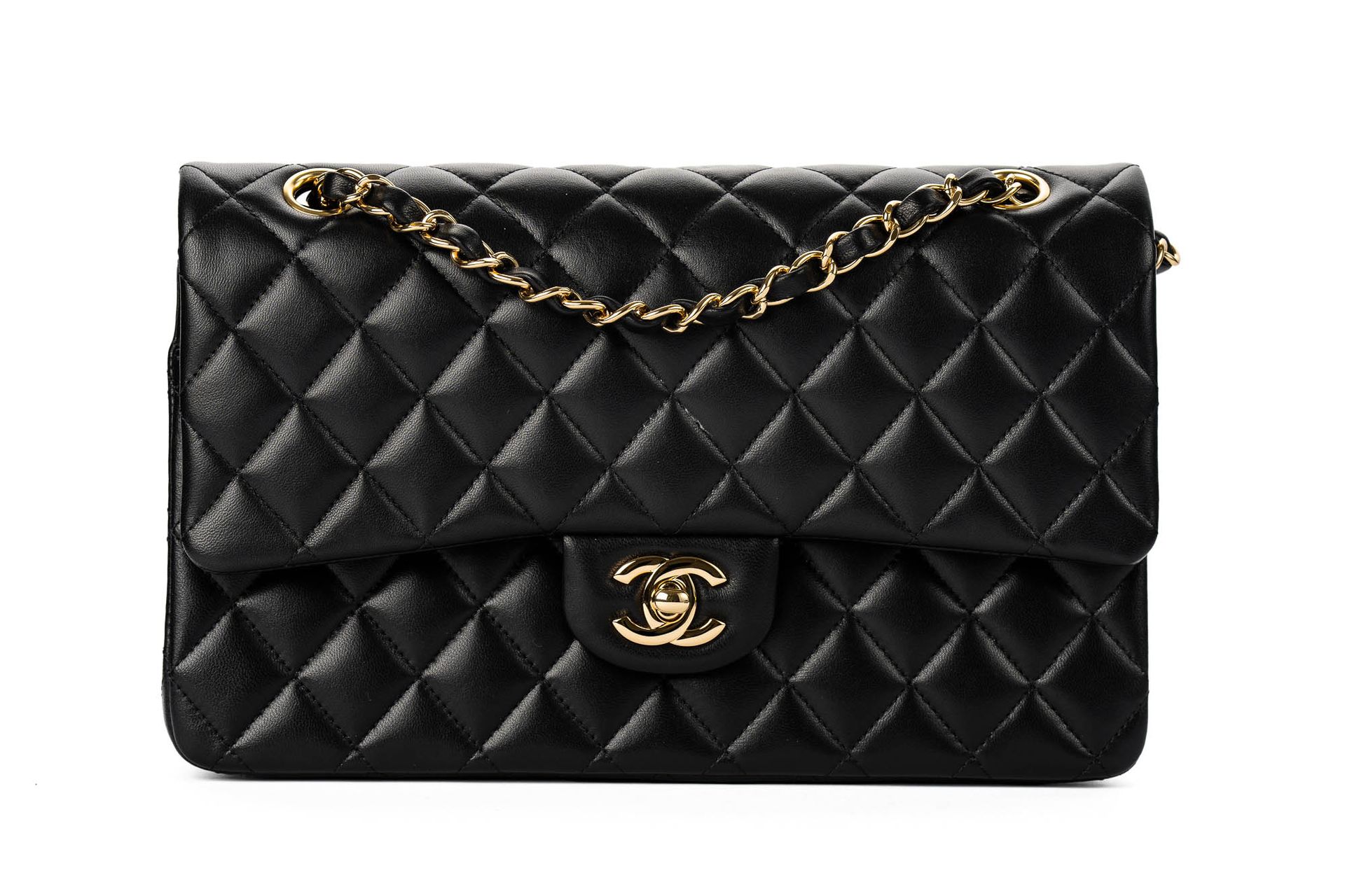 Null 
	Eine schwarze Überschlagtasche aus Lammleder von Chanel.

Vom TJ Albertvi&hellip;