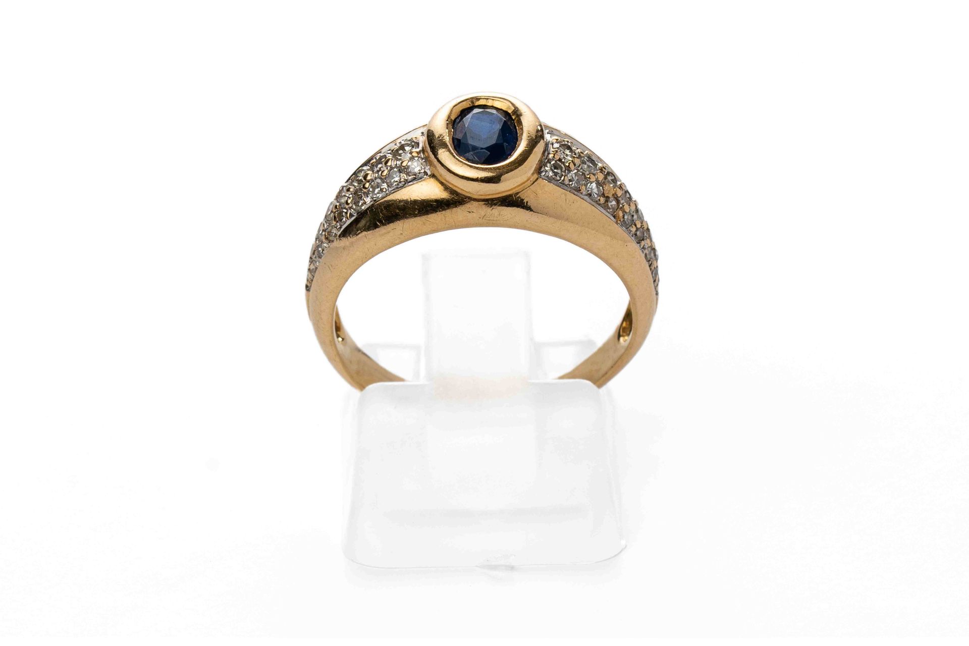 Null 
	一枚镶有蓝宝石和钻石的750金戒指。TDD : 52.毛重：4.93克。

由阿纳西的TJ交付的货物。存放地点：MAGASIN DOMANIAL &hellip;
