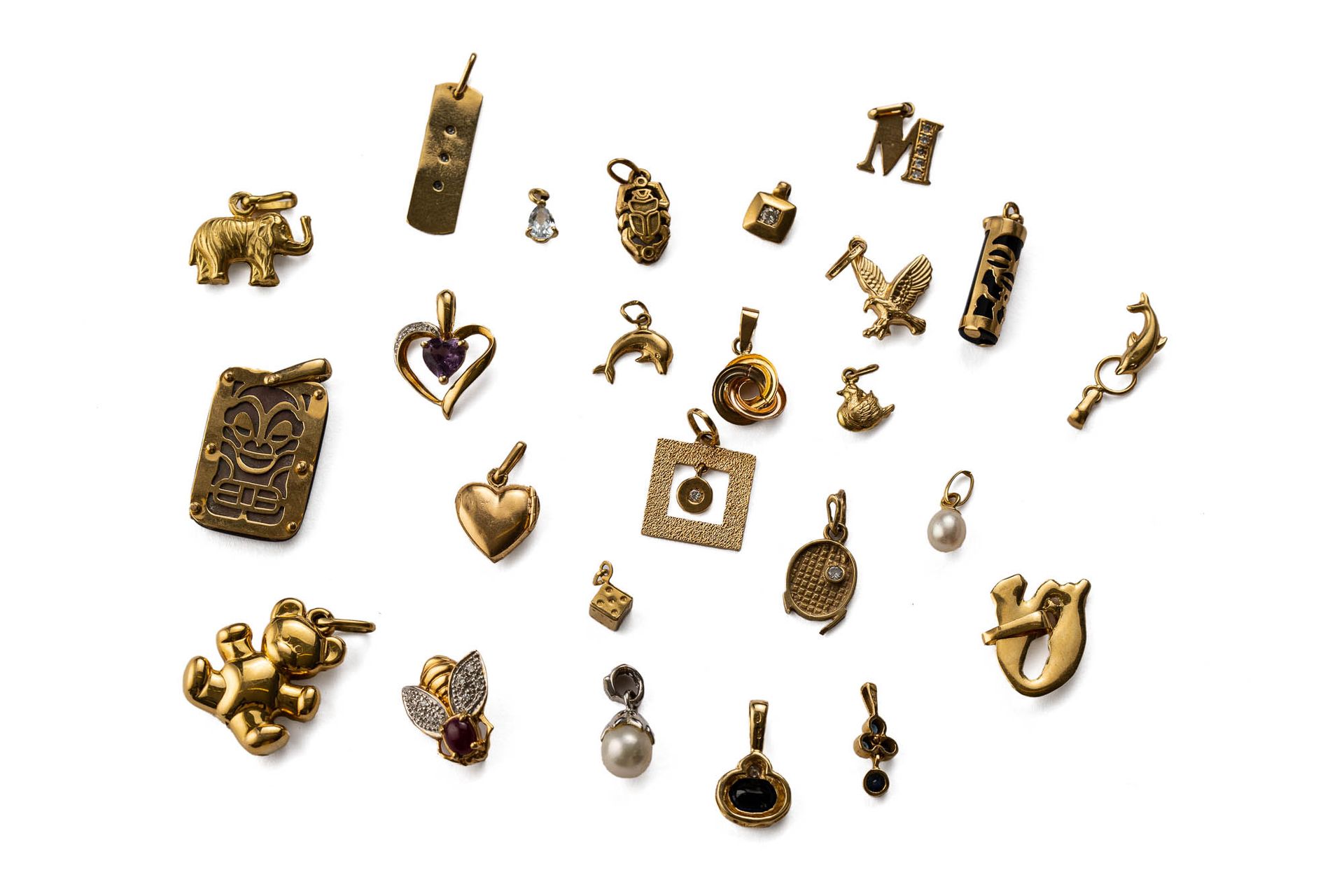 Null 
	Lot de pendentifs en or 750 ornés de pierres et de diamants. Poids brut :&hellip;