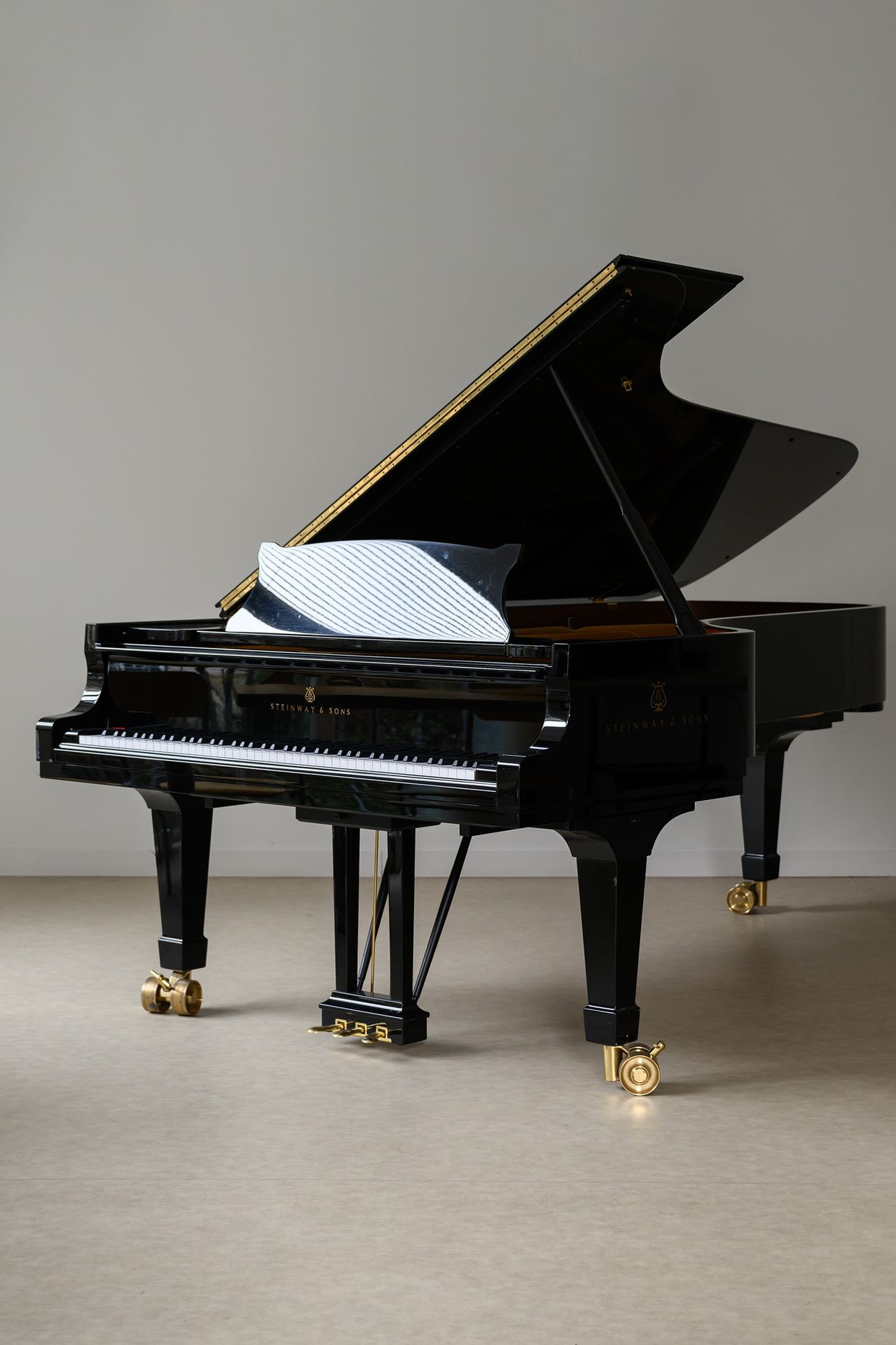Null Lot 33: Steinway&Sons concert grand piano, model D, serial number 589261, p&hellip;