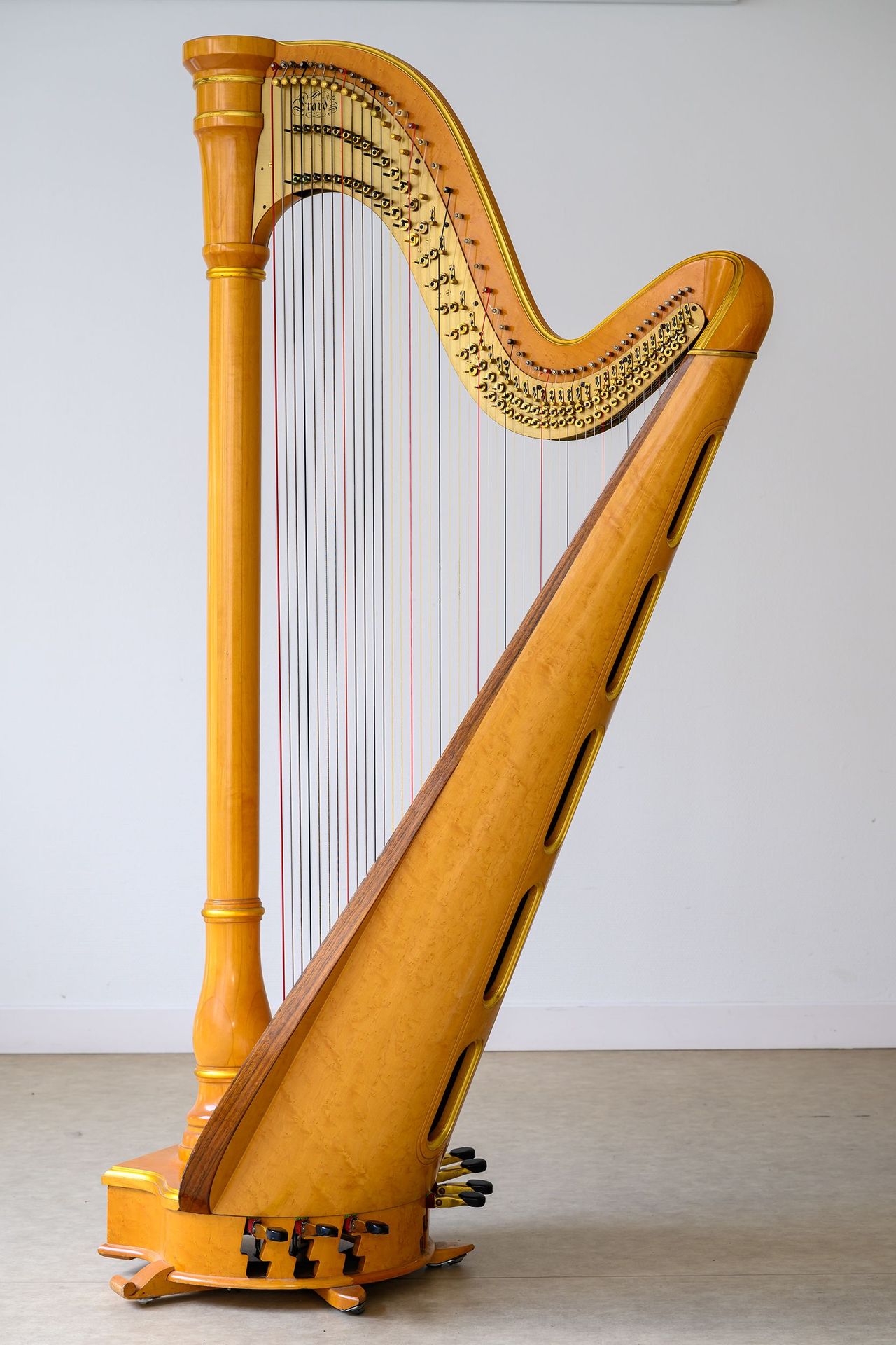 Null Lot 9 : Harpe à pédales Erard-Renié achetée en 1983. Présente une fente aut&hellip;