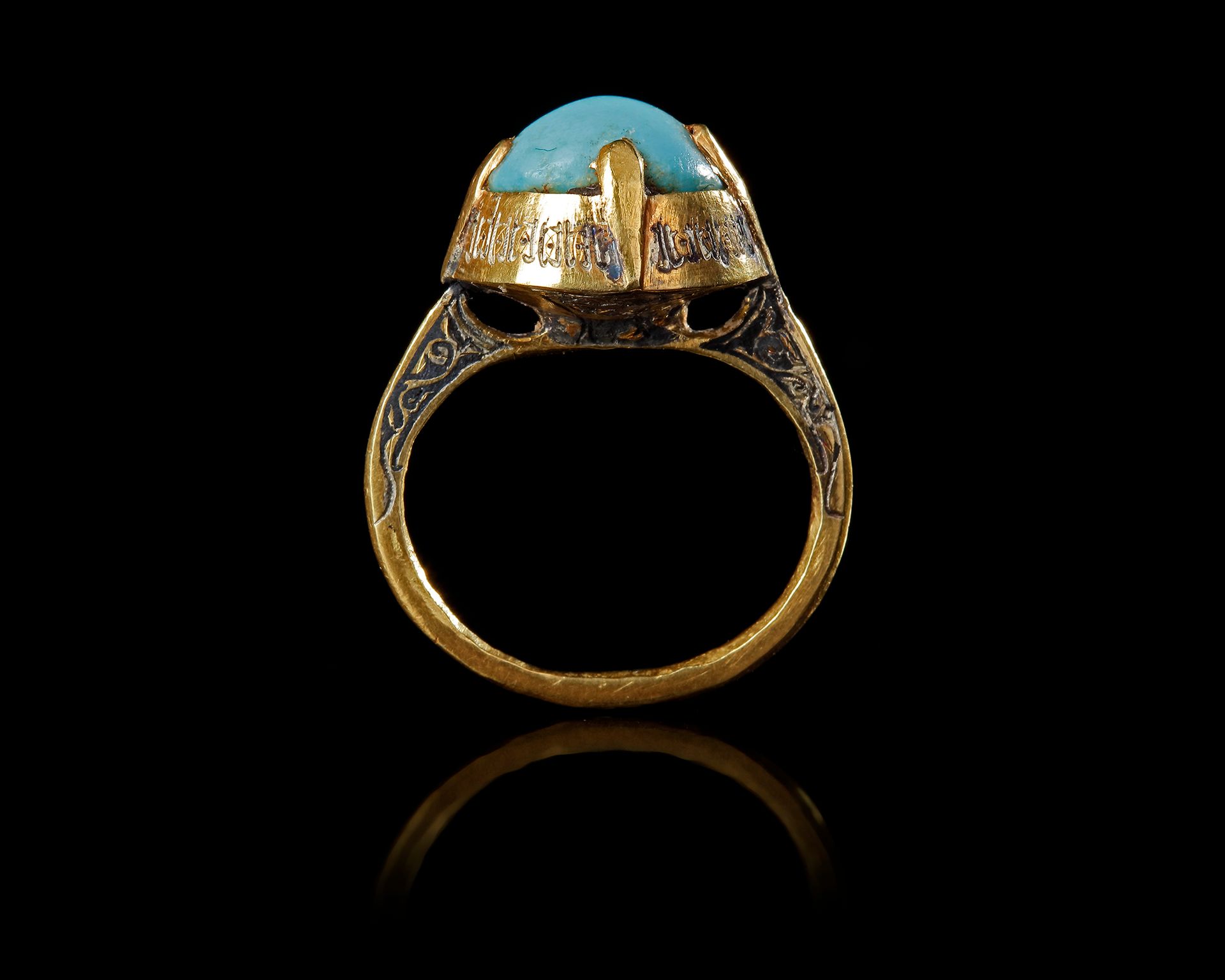 A SELJUK NIELLOED GOLD RING WITH TURQUOISE, PERSIA, 12TH-13TH CENTURY 金质铸造，椭圆形表圈&hellip;
