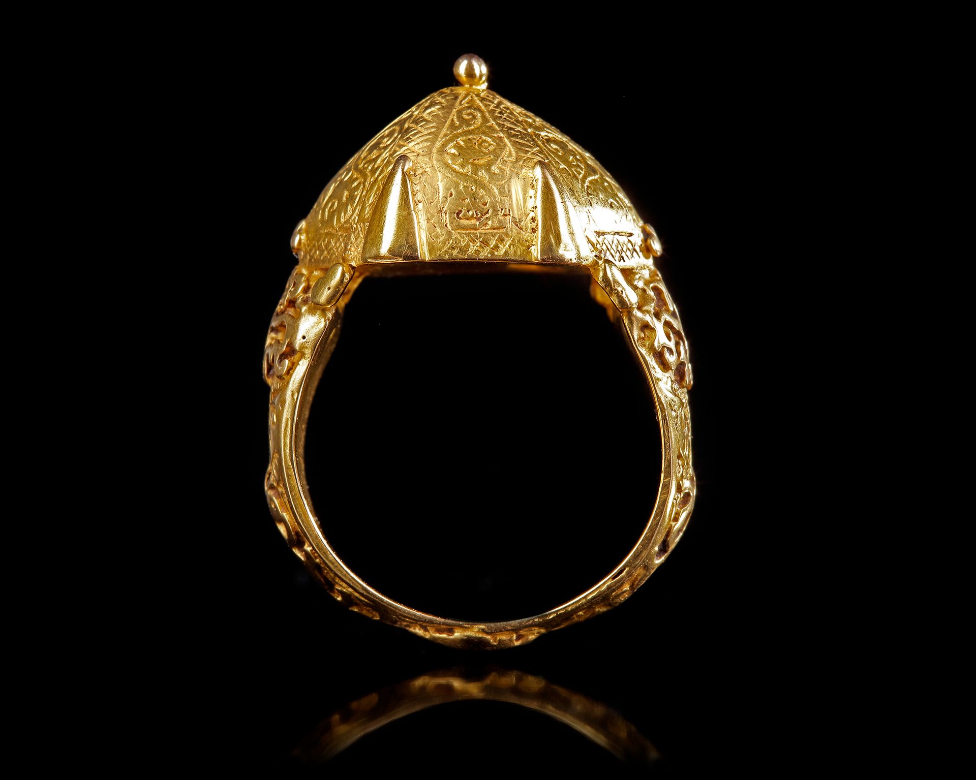 A ISLAMIC GOLD RING, PROBABLY AL ANDALUSIA , 10TH-12TH CENTURY 爪式镶嵌的圆顶部分，表圈周围有贴花&hellip;