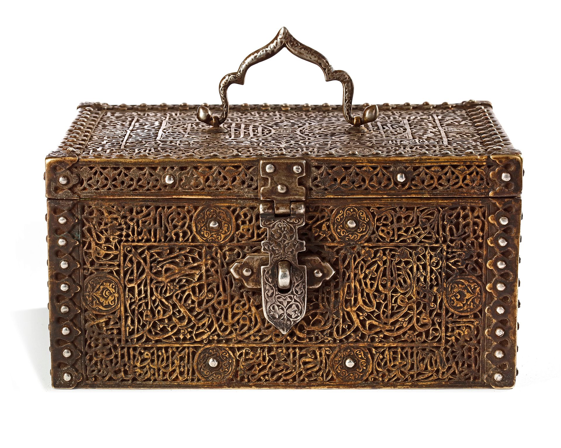 A SAFAVID BRASS JEWELRY BOX, PERSIA, DATED 952 AH/1545 AD 长方形，带拱形的盖子，主体和盖子都装饰有纳什&hellip;