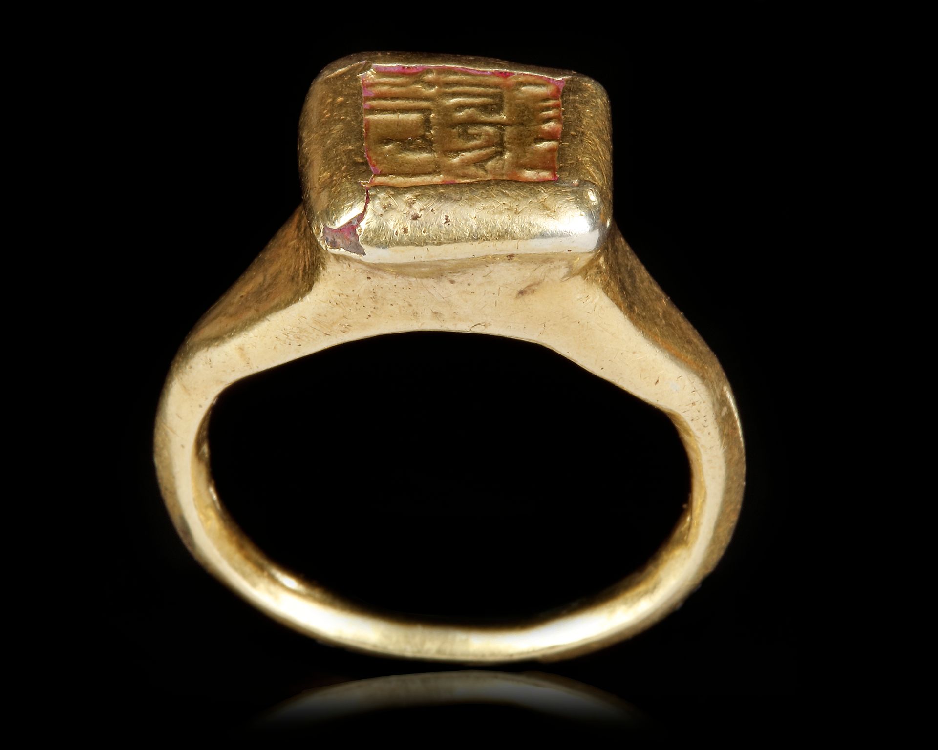 A FATIMID INSCRIBED GOLD RING, 12TH-13TH CENTURY 铭文

'除了上帝，没有别的上帝，穆罕默德是他的先知。

高2&hellip;