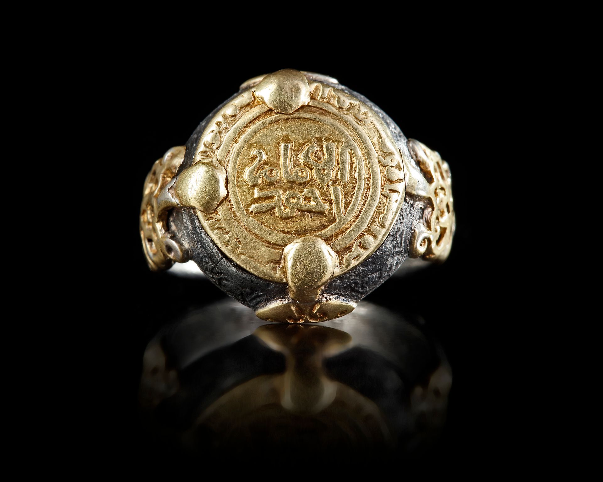 A GOLD AN SILVER RING, AYYABID DYNASTY, 12TH CENTURY Dinar de oro con inscripció&hellip;