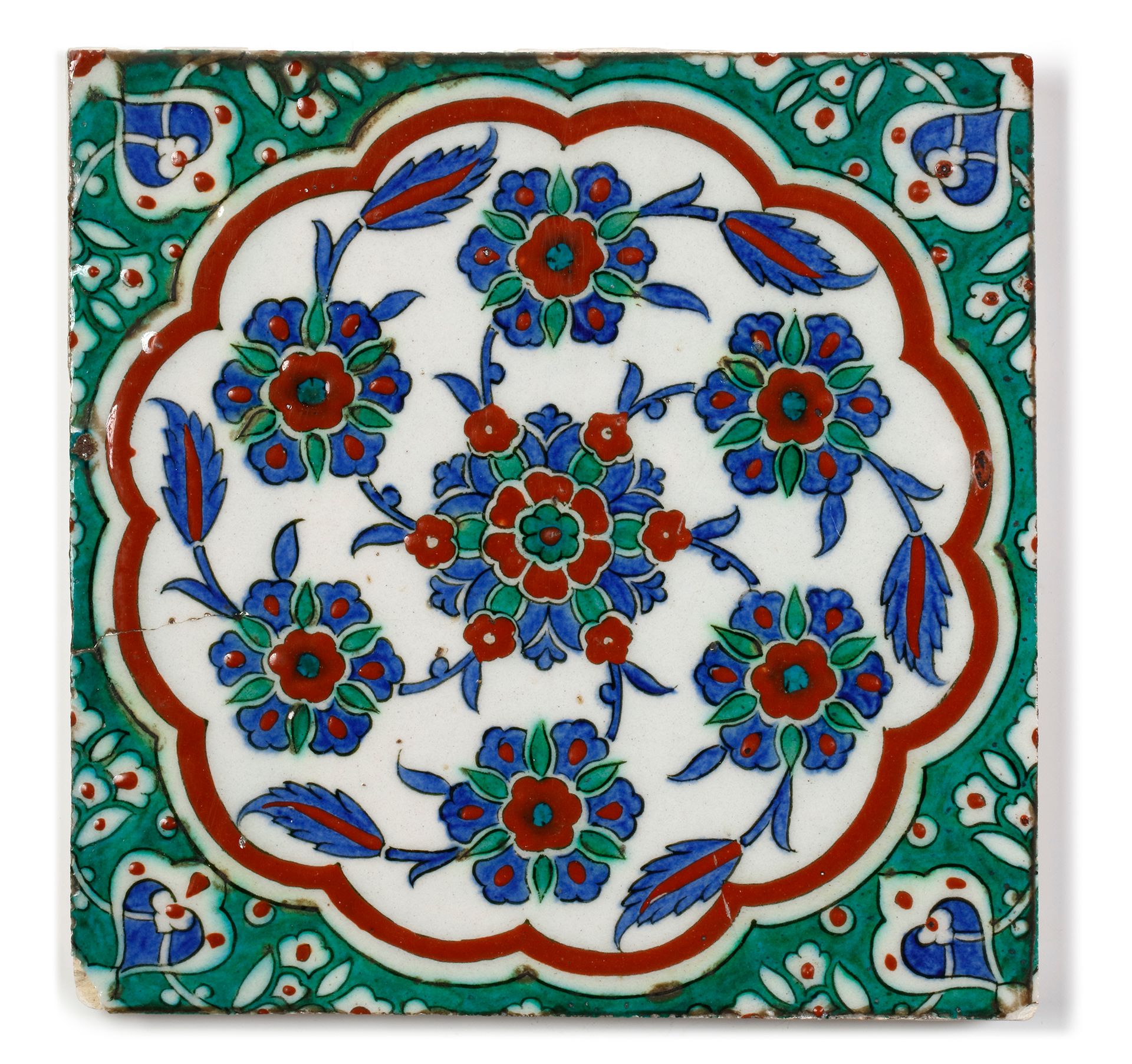 AN IZNIK POTTERY TILE , OTTOMAN TURKEY, CIRCA 1580 白地中央有红、绿、蓝三色的花环，花环上有六个旋转的枝条，每&hellip;