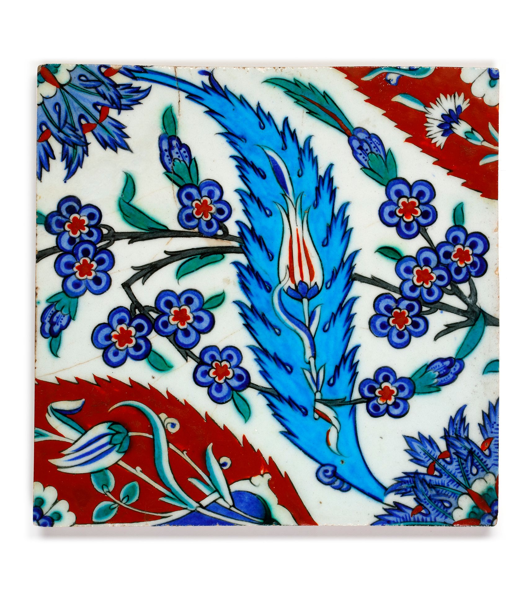 AN IZNIK POLYCHROME TILE, TURKEY, CIRCA 1575 方形，饰以釉下钴蓝、绿松石、绿色和浮雕红，以黑色勾勒出大的羽毛状萨兹叶&hellip;
