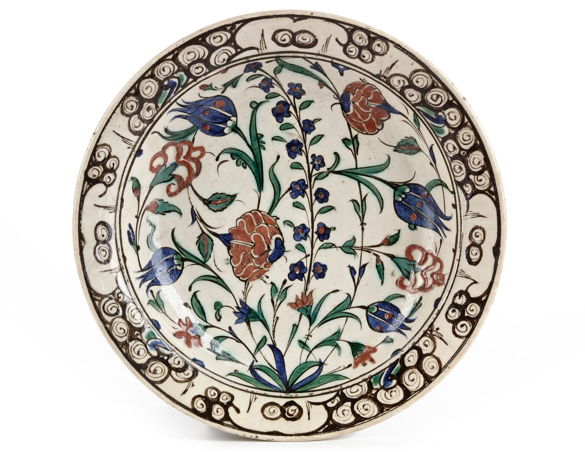 AN IZNIK 'STORM IN A TEACUP' DESIGN POTTERY DISH, TURKEY, 16TH CENTURY 斜边，釉下彩，在白&hellip;