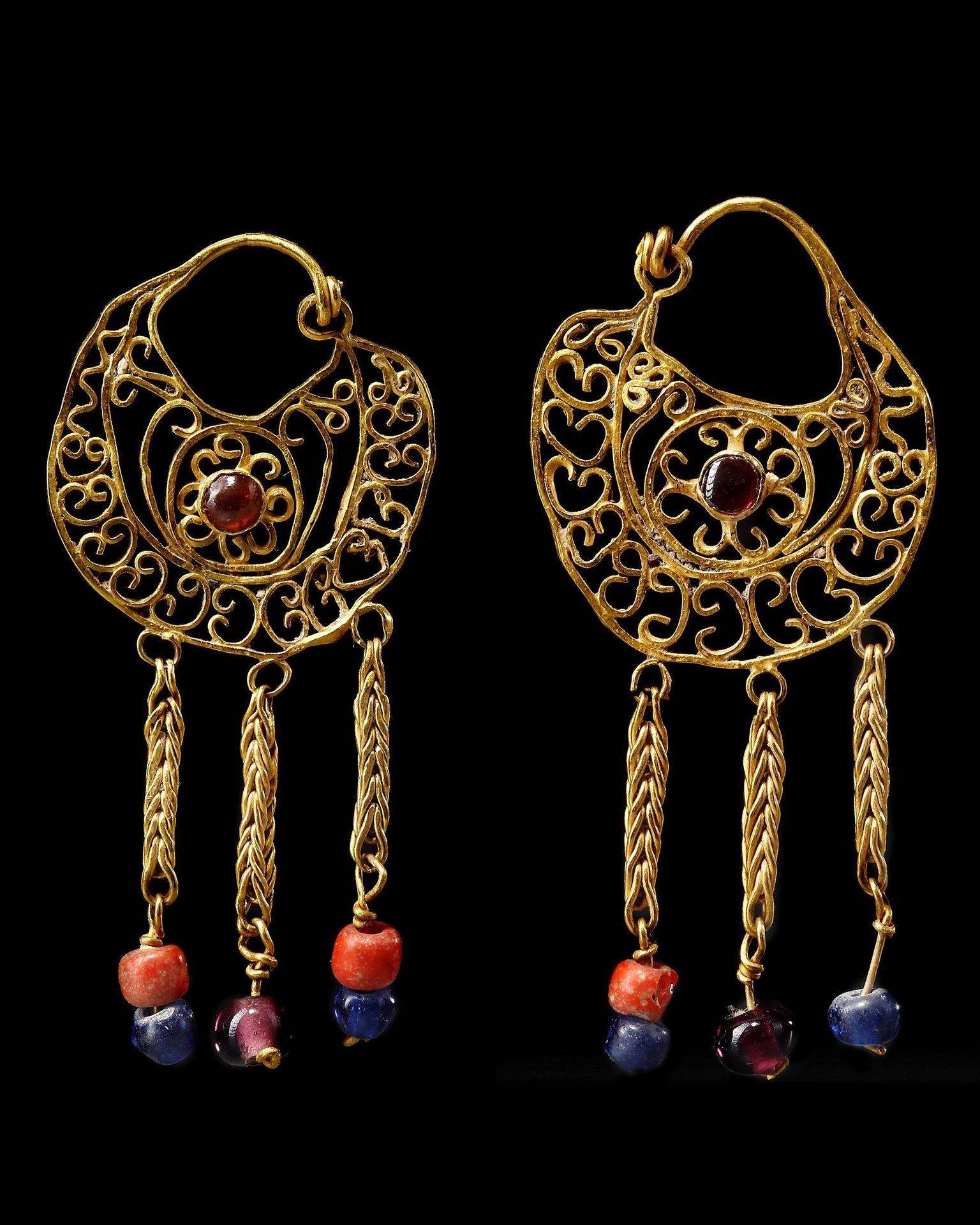 A PAIR OF BYZANTINE GOLD EARRINGS, CIRCA 7TH-8TH CENTURY A.D. A pair of Byzantin&hellip;