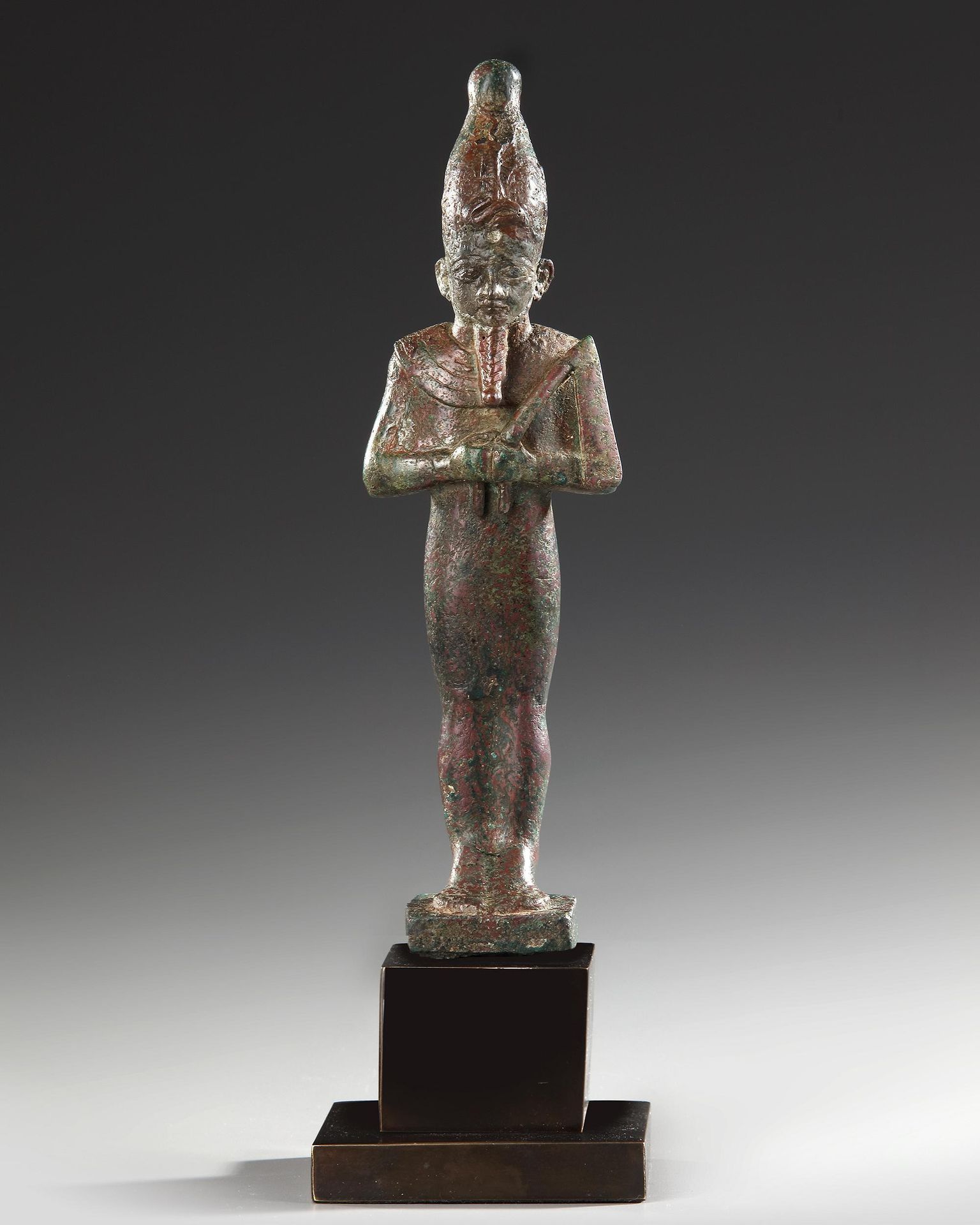 AN EGYPTIAN BRONZE OSIRIS STATUE, 26TH DYNASTY, CIRCA 664–525 B.C. 铜制的奥西里斯立像，木乃伊&hellip;