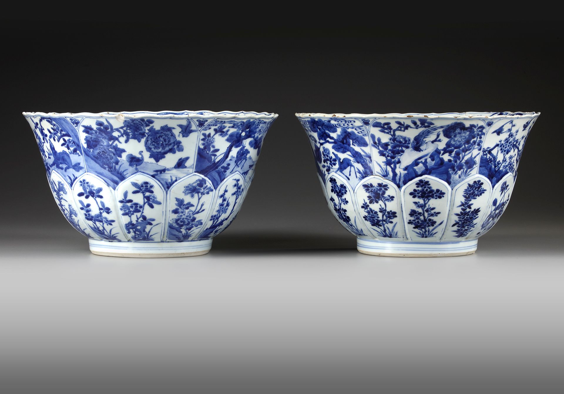 A PAIR OF BLUE AND WHITE MOULDED 'LOTUS' BOWLS, KANGXI PERIOD (1662-1722) 每只碗都以不&hellip;