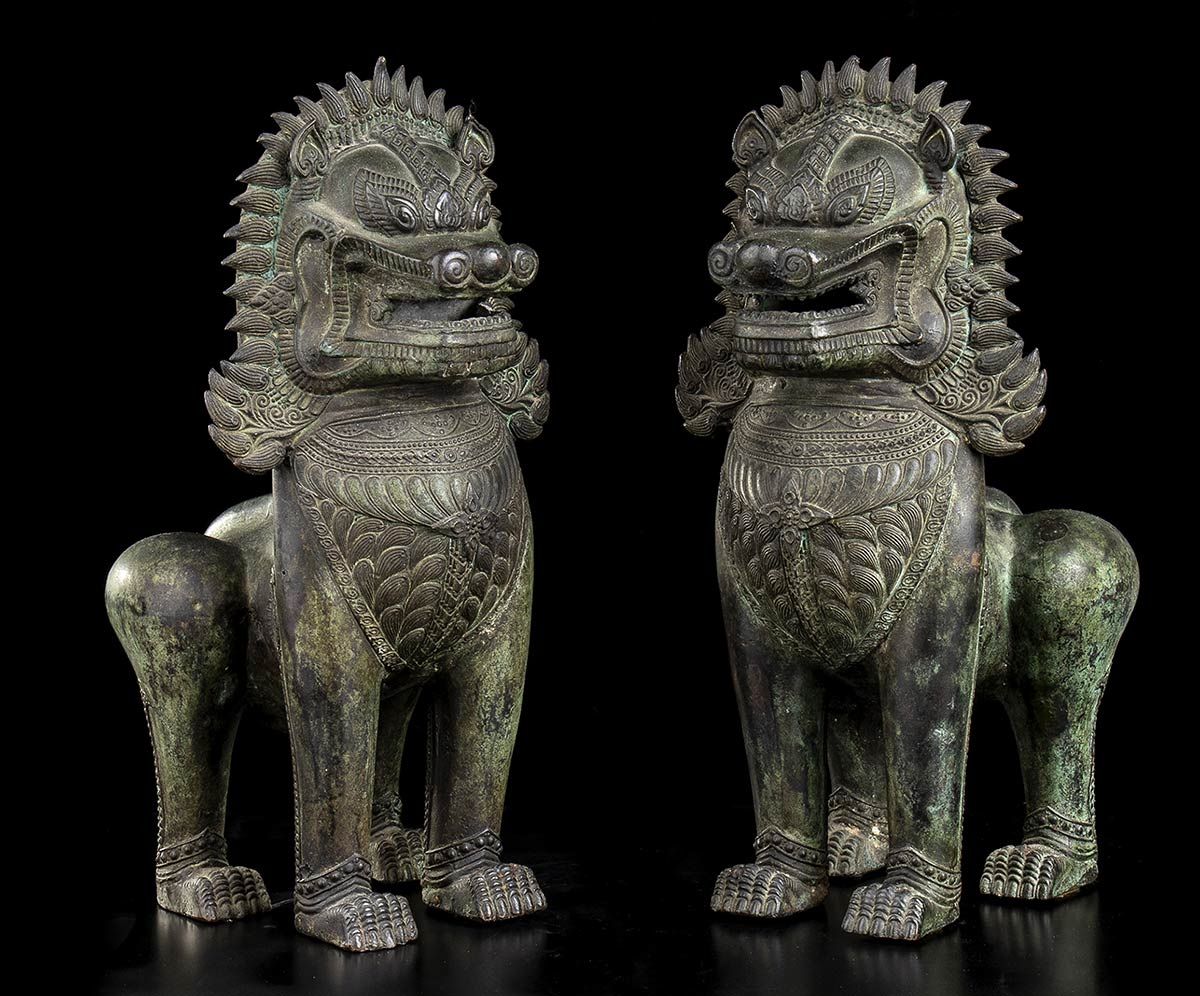 Null 一对铜质柬埔寨风格的佛教狮子
柬埔寨，20世纪

每只高33厘米