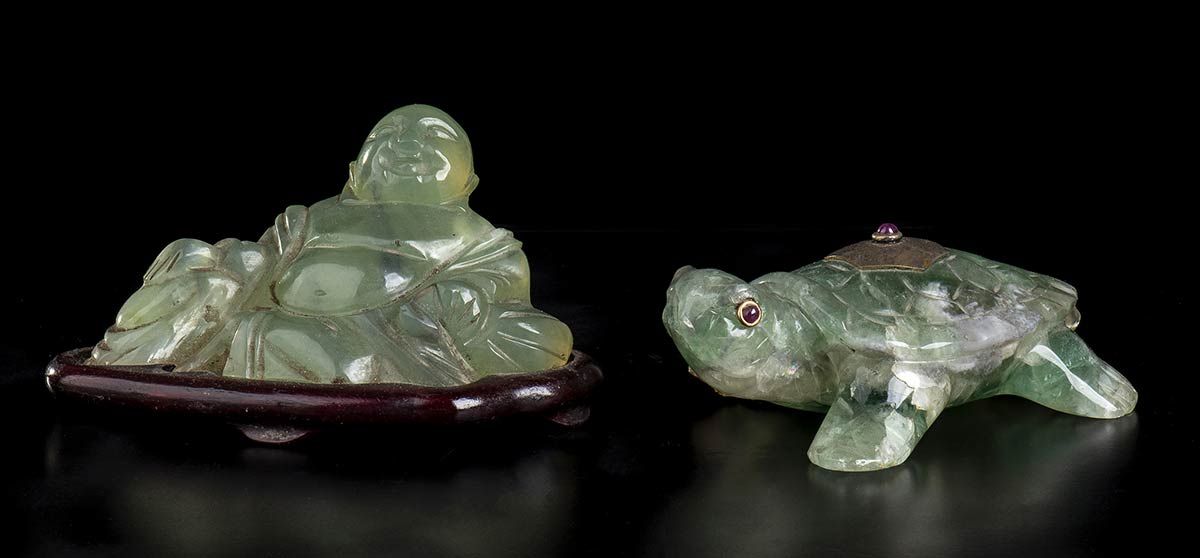 Null 两件绿色石英雕塑
中国（？），20世纪

一件描绘的是一个坐在木质底座上的布代，另一件描绘的是一只有小红石的乌龟

13 x 8 x 4.5 cm

&hellip;