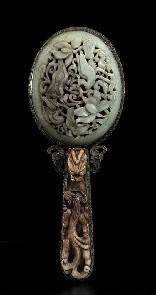 Null 一面银质哈德斯通镜子
中国，19-20世纪

银质镜子上有一个椭圆形的石牌，上面雕刻着荷花中的鸟，在手柄上有一个皂石扣，上面有一条赤龙。

25厘米
