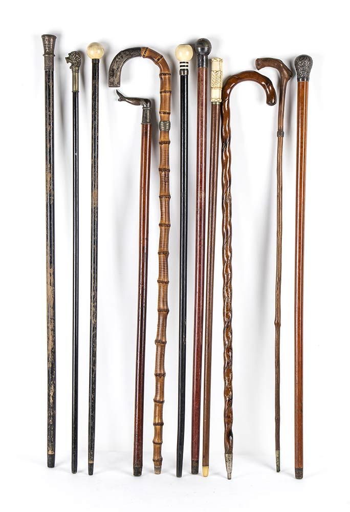 Null 收藏11根手杖

，包括以下手杖：带鞍座握把，马六甲轴和铁套筒，印有伦敦1891年，高91.2厘米，重255克；带雕刻的象牙鞍座把手（Loxodont&hellip;