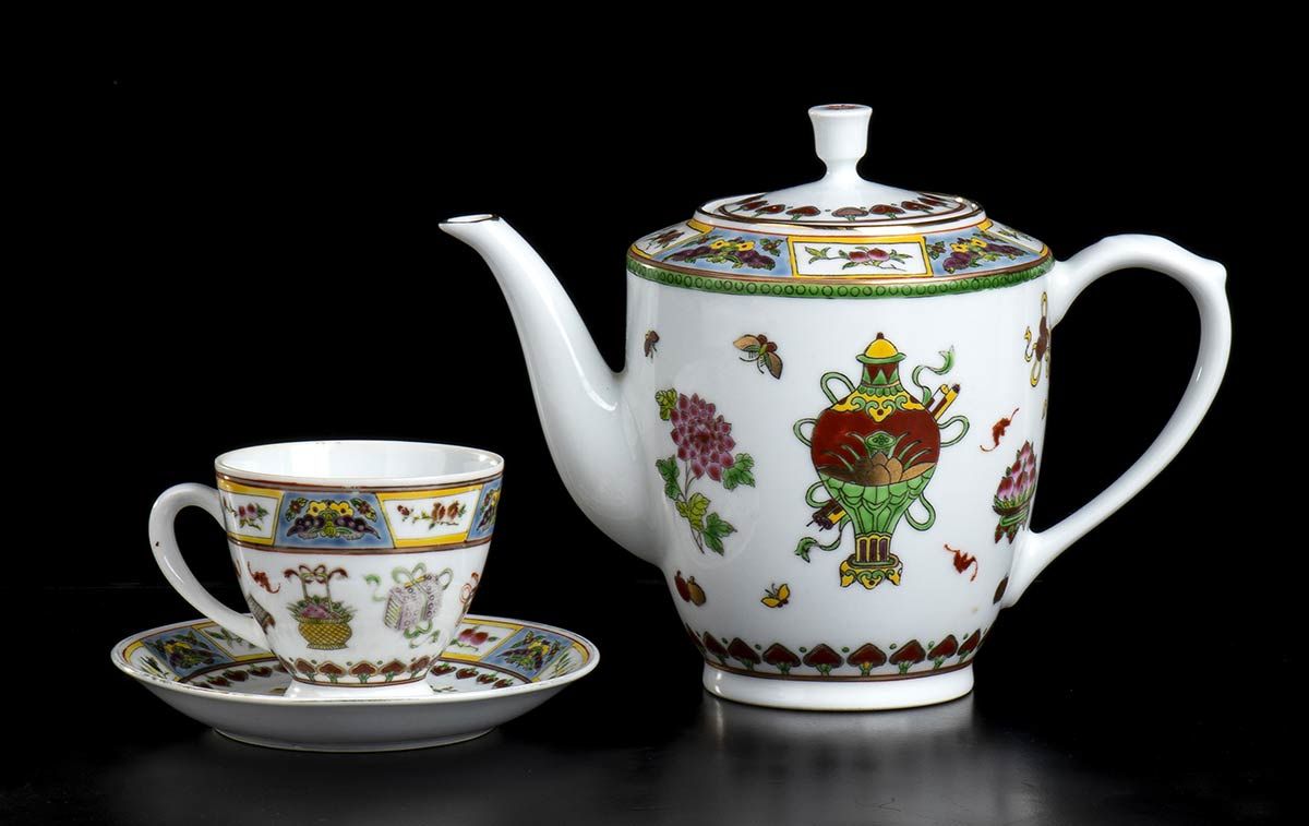 Null DIX CUVETTES ET UN TEAPOT EN PORCELAINE PEINTURE
Chine, seconde moitié du 2&hellip;