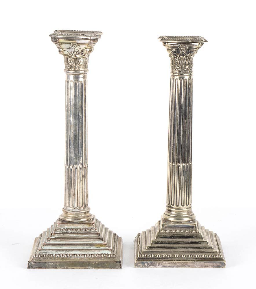 Null 一对英国镀银烛台 - 约1900年

新古典主义的柱子，在一个方形的底座上，有科林斯式的柱头，烛台有可拆卸的灯罩。底座12厘米，高30厘米。总重量为2&hellip;