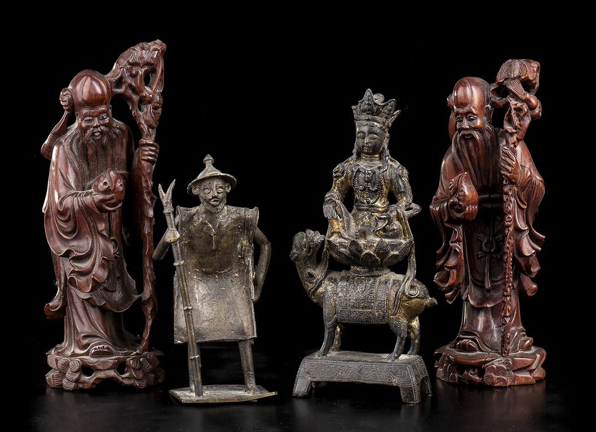 Null 四件木制和铜制雕塑
中国

两件木制寿星；一件铜制的文殊菩萨在狮子背上；一件铜制的非洲站立像。

，最高28.5厘米。