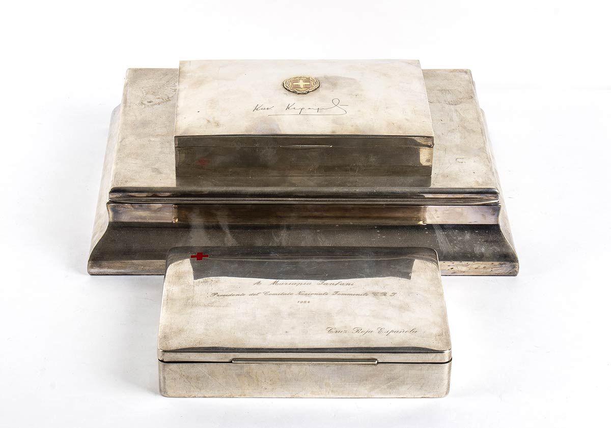 Null 三个银盒，其中两个有献给玛丽亚-皮亚-范法尼的字样，来自意大利红十字会

，包括以下盒子：纯银木质内壁，印有 "925 "和 "Zolotas"，封面&hellip;