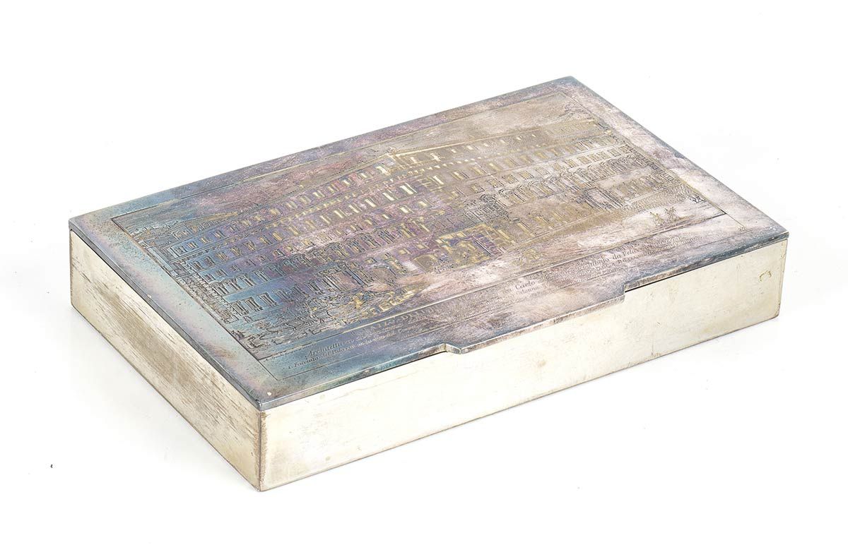 Null 800/1000银盒 - 意大利，20世纪

长方形，盒盖上刻有罗马科隆纳广场的奇吉宫的图案。印有 "800和*391 FI"。尺寸为3 x 18 x&hellip;