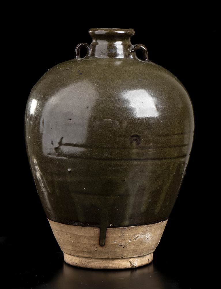 Null 釉上彩陶瓷罐
中国，唐代风格

球状瓶身和短圆柱形瓶颈，带环形把手，外表面有棕色釉。

高25厘米