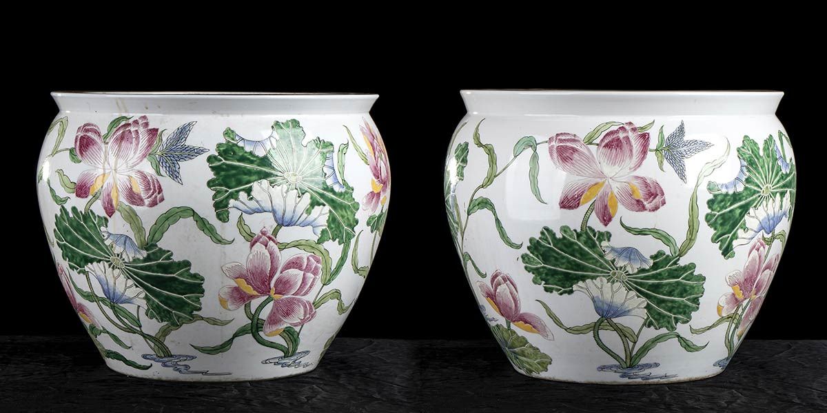 Null PAIRE DE POTS À CACHE EN PORCELAINE PEINTURE
Chine, 20e siècle

Section cir&hellip;