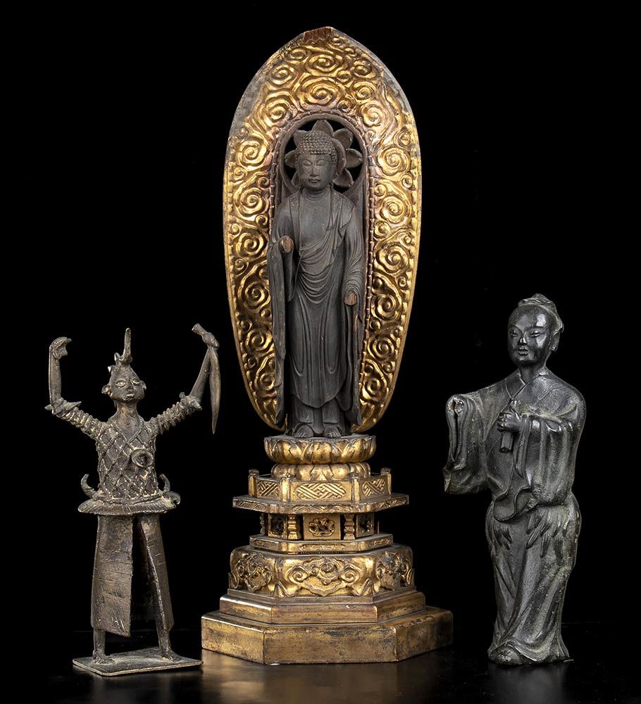 Null 三件木制和铜制雕塑

一件是日本十九世纪的漆器和镀金木制的阿弥陀佛；一件是中国的铜制立像；一件是非洲的铜制舞者。

44厘米，最高的是44厘米。