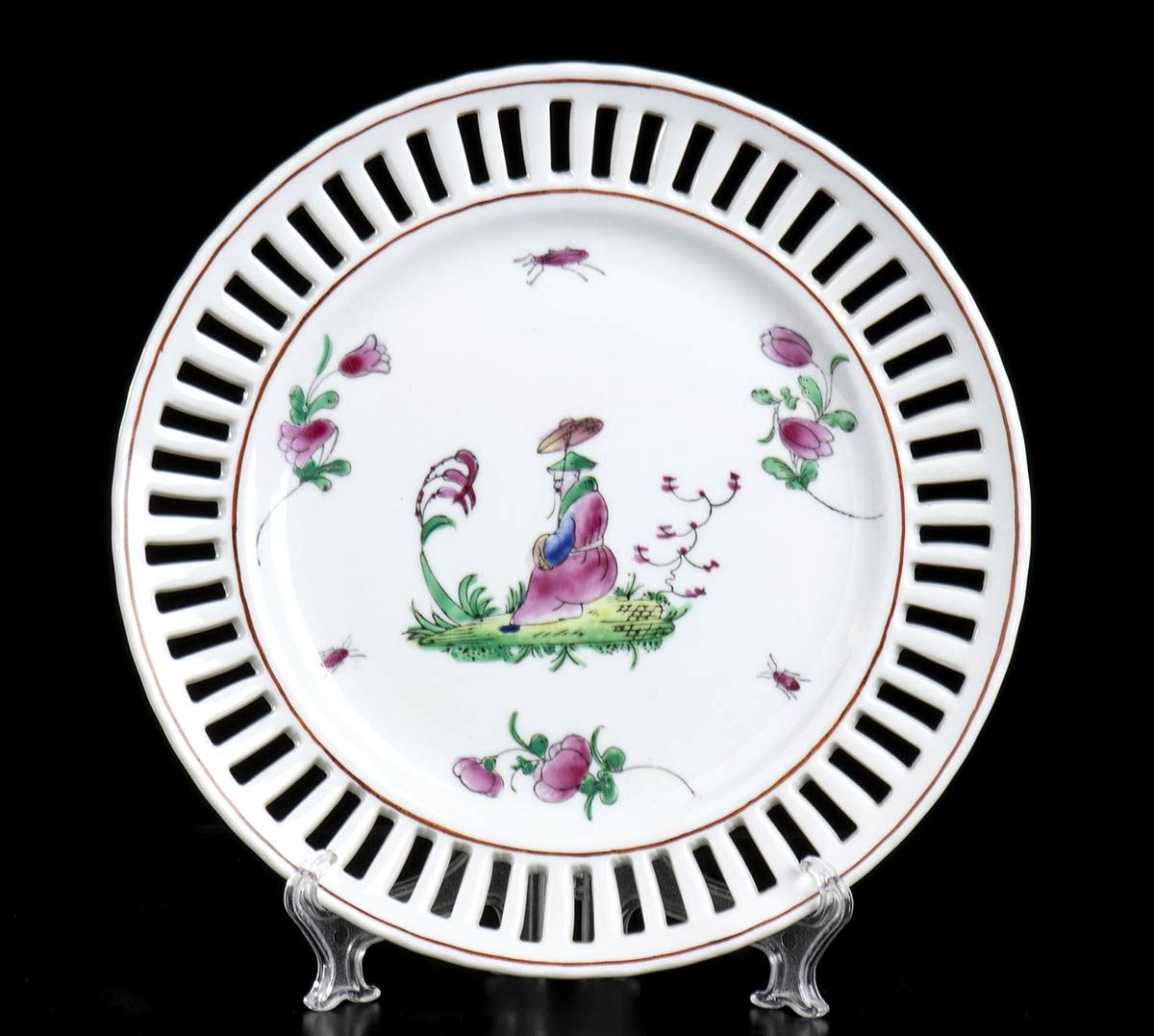 Null 三十七个彩绘瓷盘
欧洲

本拍品包括三十七个有镂空边缘的瓷盘，中间有一个精致的花丛中的中国坐像。

每个直径23厘米