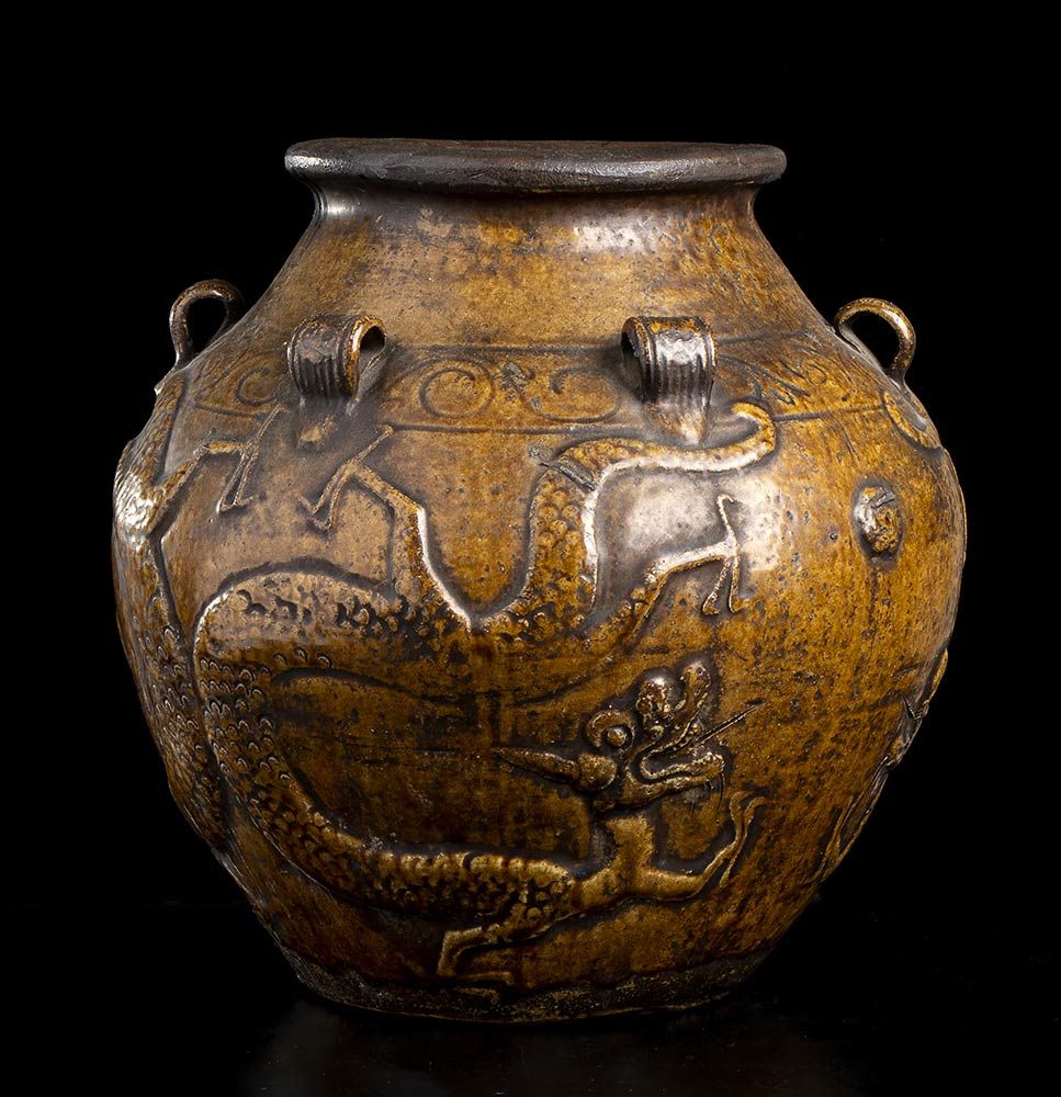 Null 釉面马爹利罐
中国，大概是明代

球状的罐身，口中有边框，肩上有一系列环形把手，浮雕装饰由龙组成。

高32厘米