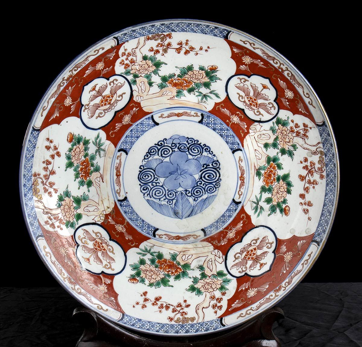 Null 巨大的 "IMARI "瓷盘
日本，明治时期

内有花纹装饰，有叶状轮廓。

直径50厘米