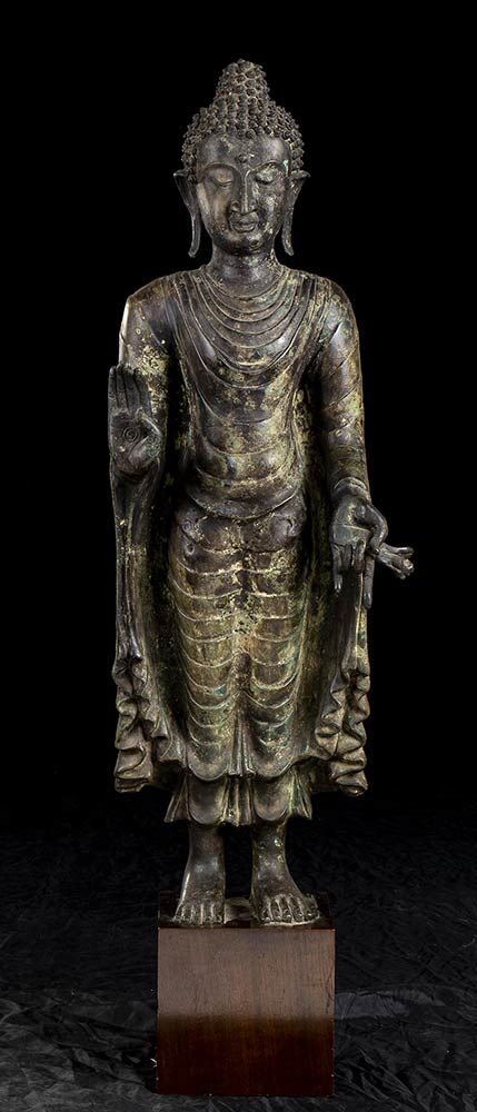 Null 铜质佛像
泰国，20世纪

木质底座。

高112厘米