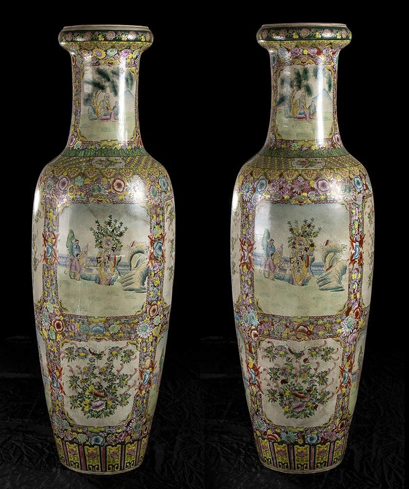 Null 一对漆器金属纪念瓶
中国，20世纪

圆形截面，椭圆形的瓶身上有一个坚固的圆柱形颈部，支撑着鼓起的嘴，整个外部表面装饰着花卉构图和人物场景，地面上有花&hellip;