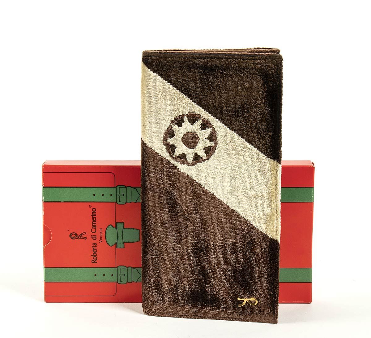 Null 罗伯塔-迪-卡梅里诺

皮具

80年代末



棕色和象牙色天鹅绒棕色皮革钱包，原包装盒



一般情况下评级为B