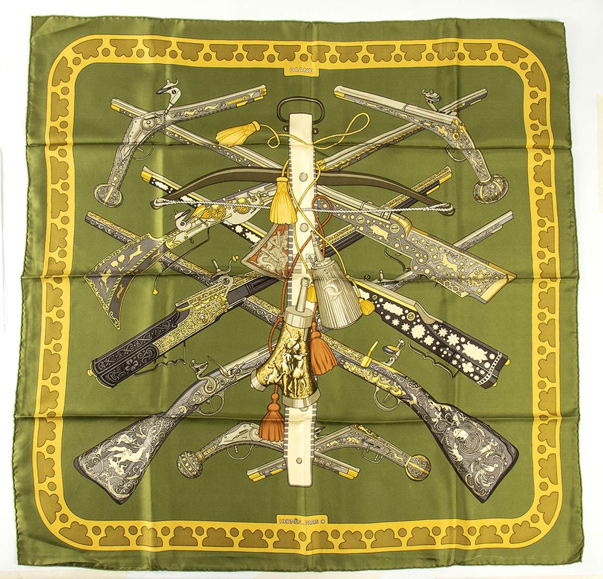 Null HERMES

SCARF 'DIANE'

1972



Seidenschal "Diane" 



Allgemeiner Zustand,&hellip;